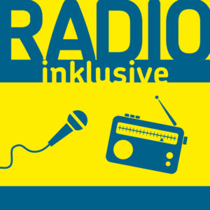 Bildbeschreibung: Zu sehen ist das quadratische Logo von Radio Inklusive. Blau auf gelb steht oben Radio Inklusive. Unten sind symbolische Darstellungen eines Mikrophones und eines Radios zu sehen.