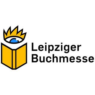 Das Logo der Leipziger Buchmesse. Ein aufgeschlagenes goldenes Buch. Darüber ein lesendes blaues Auge mit einer goldenen Krone. Daneben steht: Leipziger Buchmesse.