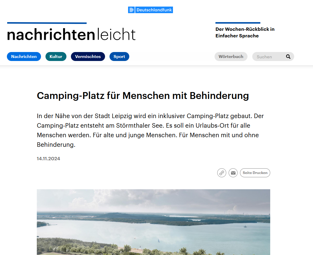 Screenshot der Internetseite vom Deutschlandfunk. Ausgewählt ist der Artikel "Camping-Platz für Menschen mit Behinderung". Im unteren Bildbereich befindet sich eine grafische Darstellung des Camping-Platzes am Störmthaler See.