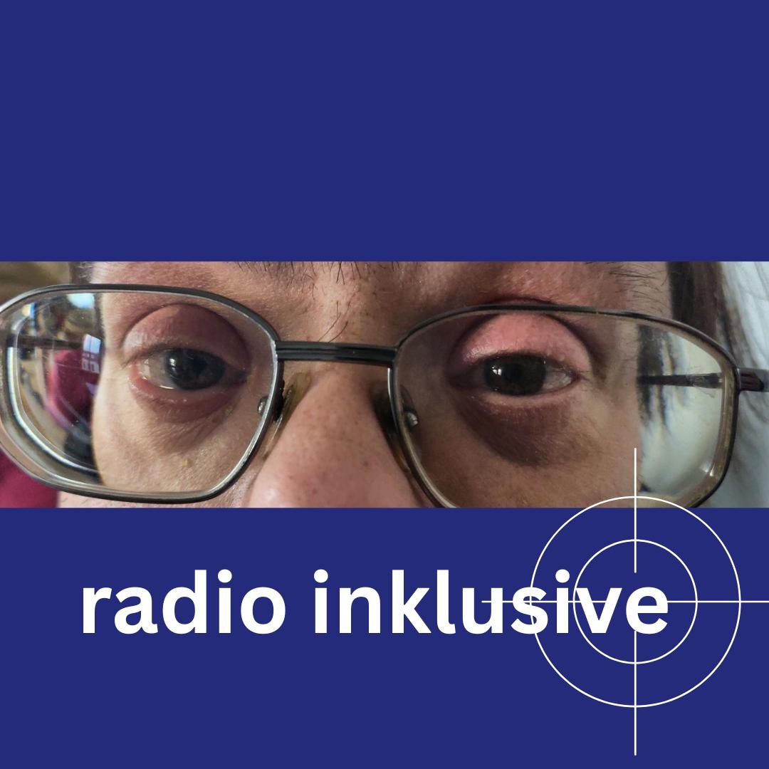Redakteur Steffen im Logo vom Tatort. Oben und unten zwei dicke blaue Balken. Unten ein weißes Fadenkreuz, daneben der Schriftzug Radio Inklusive. Von Steffen sind nur die Augen und seine Brille im Bild.