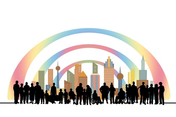 Ein Sinnbild für Inklusion. Im Vordergrund Silhouetten von vielen verschiedenen Menschen, manche mit Behinderung, manche ohne. Im Hintergrund die Skyline einer Stadt in Regenbogenfarben.