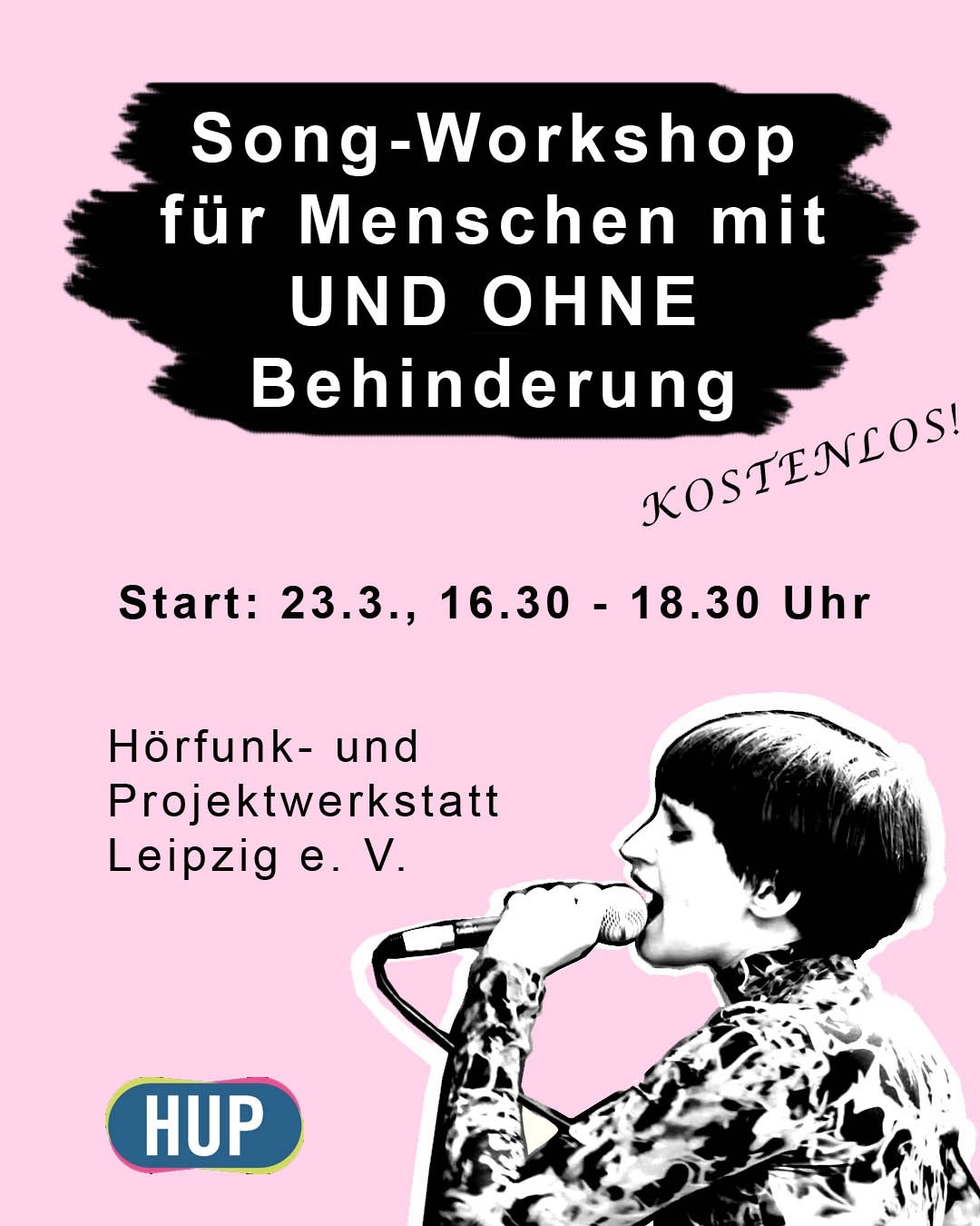 Werbeflyer für einen inklusiven Songworkshop. Ein schwarz-weiß-Bild einer Sängerin, die in ein Mikrofon singt. Daneben der Schriftzug: Songworkshop für Menschen mit und ohne Behinderung. Start 23.3.2026, 16.30 Uhr, Hörfunk- und Projektwerkstatt Leipzig e. V., KOSTENLOS