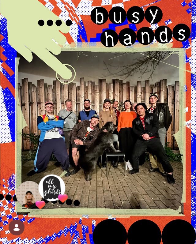 Screenshot von Instagram. 10 alternativ gekleidete, junge Menschen und ein Hund lächeln in die Kamera. Sie sind das Orga-Team vom Busy Hands Festival in Leipzig 2026. Drum herum ein bunter Rahmen und der Schriftzug Busy Hands.