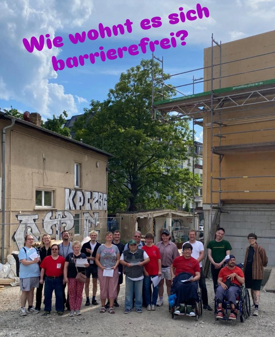 Die gesamte Redaktion von Radio Inklusive (ca. 15 Personen) steht auf einer Baustelle und schaut in die Kamera. Hinter ihnen wird das barrierefreie Wohnprojekt Leika in Leipzig gebaut.